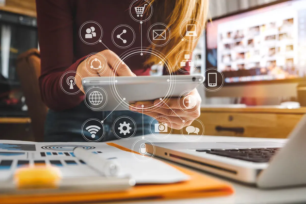 5 Vantagens de Investir em Totens Digitais para Publicidade em 2025